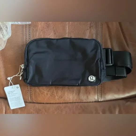 Lululemon Everywhere Belt Bag *Crinkle Nylon 1L Black - Picture 4 of 10